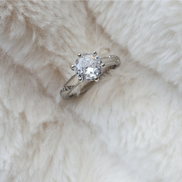 New Classic Wedding/Engagement Ring - Picture 4 of 12